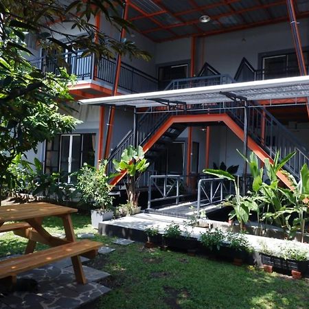 Ndalem Sorogenen Guesthouse Jogjakarta Buitenkant foto