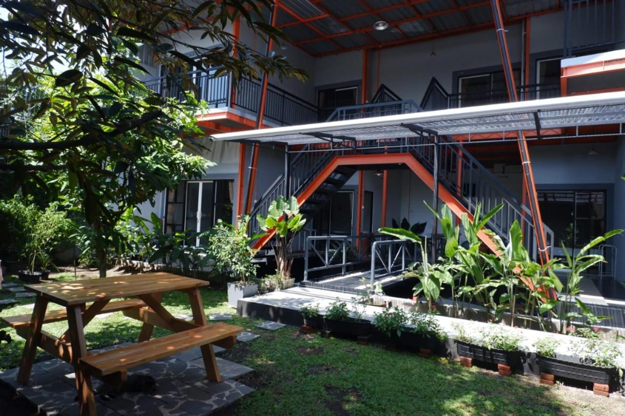 Ndalem Sorogenen Guesthouse Jogjakarta Buitenkant foto